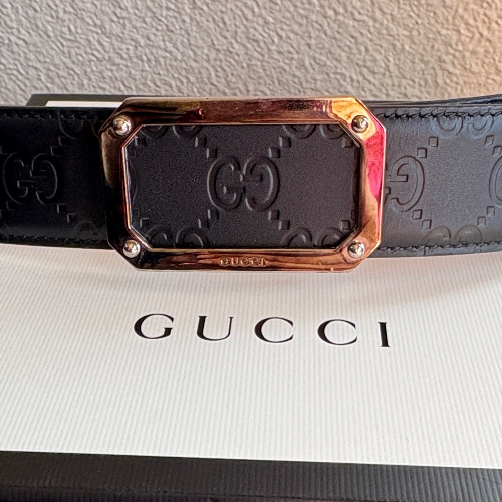 Gucci Black Leather Belt with Embossed Logo - Picture 2 of 5